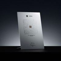 雷军展示玄戒O1创始纪念品：芯片本体+设计图 网友强烈建议上架