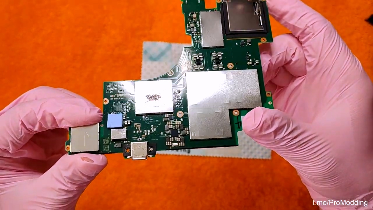 任天堂 Switch 2 游戏掌机首拆：定制英伟达 GMLX30-A1 芯片