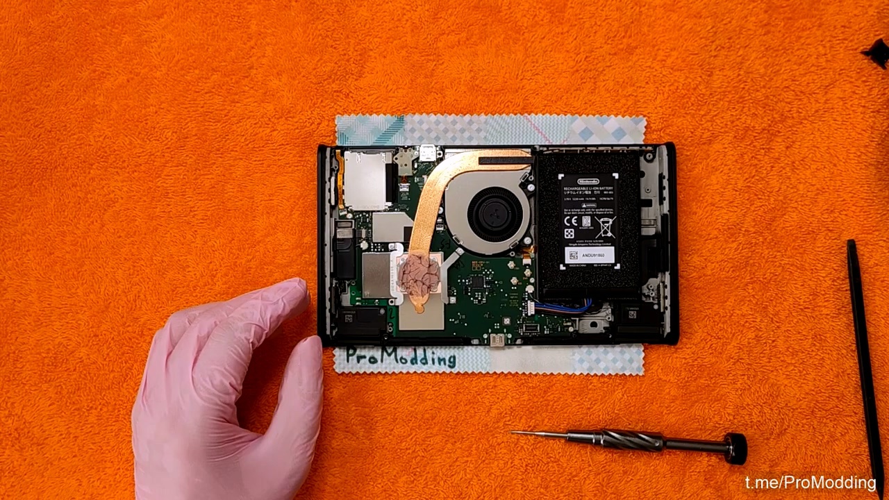 任天堂 Switch 2 游戏掌机首拆：定制英伟达 GMLX30-A1 芯片