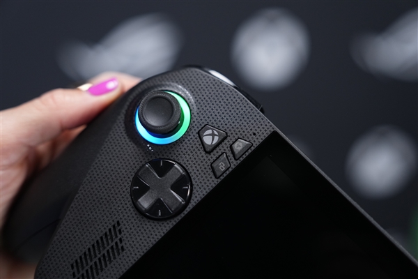 微软宣布合作款掌上游戏机