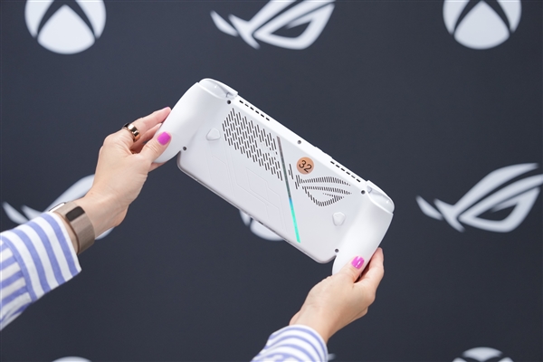 微软宣布合作款掌上游戏机