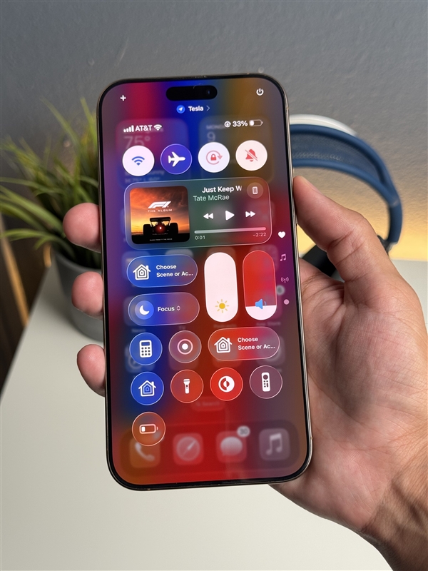 博主体验iOS 26测试版：液态玻璃设计翻车 内容可读性差