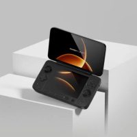 全新 AYANEO FLIP 1S DS 翻盖双屏 Windows 掌机亮相，搭载 AMD Ryzen AI 9 HX 370 处理器
