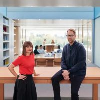 对话苹果「液态玻璃」设计缔造者：不说 20 周年透明 iPhone，但暗示已足够明显