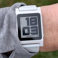 Pebble 首批 200 块 Core 2 Duo 智能手表量产交付，新版移动应用开测