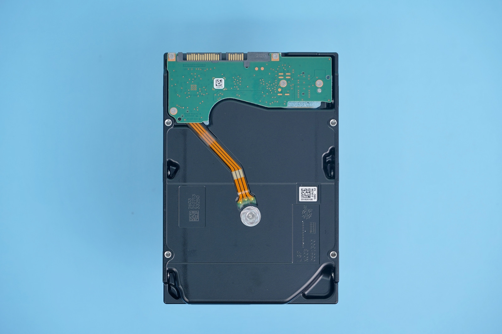 AI公司绕开禁令有新招：人肉携带15块80TB硬盘 坐飞机去马来西亚