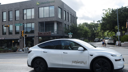 特斯拉正式推出Robotaxi 马斯克：十年辛勤工作的成果