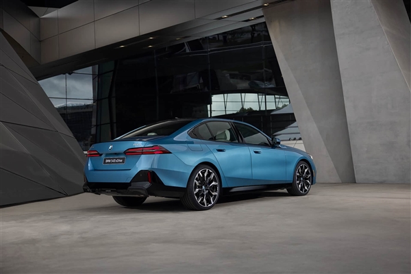 直六+四驱 宝马540i限量版官图发布：极速250km/h