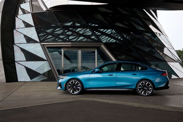 直六+四驱 宝马540i限量版官图发布：极速250km/h