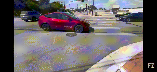 特斯拉Robotaxi首秀翻车：逆行急刹吓哭网友