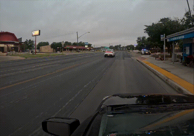 特斯拉Robotaxi首秀翻车：逆行急刹吓哭网友