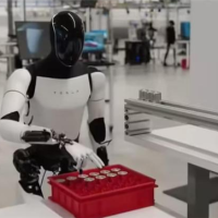 马斯克：人形机器人Optimus V3交互升级 将引入Grok语音助手