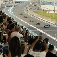 《F1：狂飙飞车》——美国车手的“龙傲天”传说