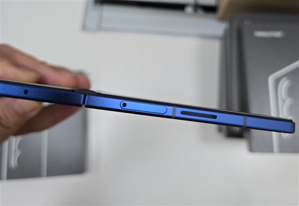 三星史上最薄折叠屏！Galaxy Z Fold7真机首曝：中框跟卡托差不多厚
