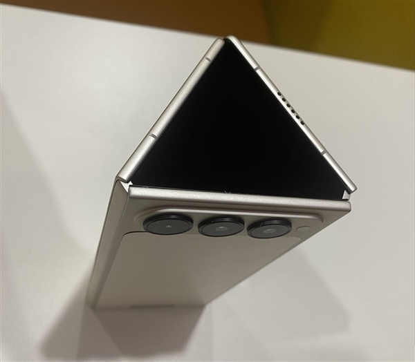 安卓首款！传音三折叠屏首曝：外观跟华为截然不同