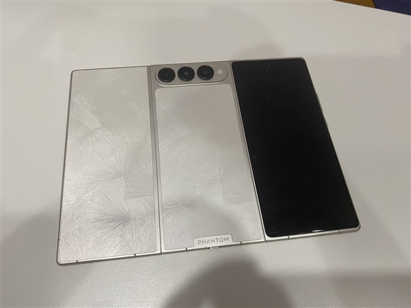 安卓首款！传音三折叠屏首曝：外观跟华为截然不同