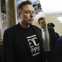 建党代价不菲：马斯克财富缩水1100亿 特斯拉股价大跌