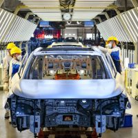 苹果向下，小米向上