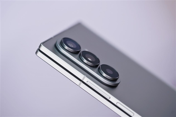 全球最轻的大折叠！三星Galaxy Z Fold7图赏
