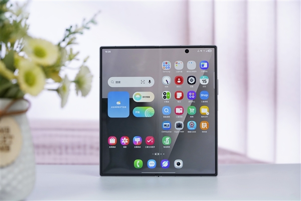 全球最轻的大折叠！三星Galaxy Z Fold7图赏