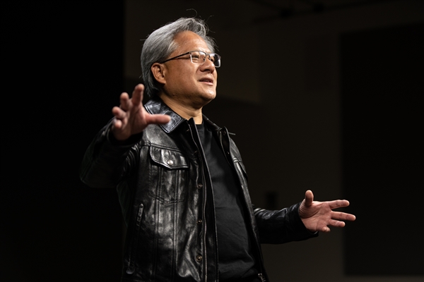 NVIDIA重返中国股价创高！黄仁勋套现近14亿元