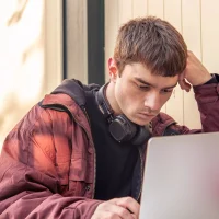 AI是许多青少年的新朋友 因为它从不说“不”