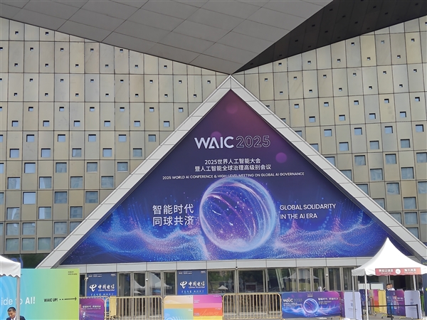 AI教父辛顿最新警告：人类用AI就像养老虎 要么训好它 要么摆脱它