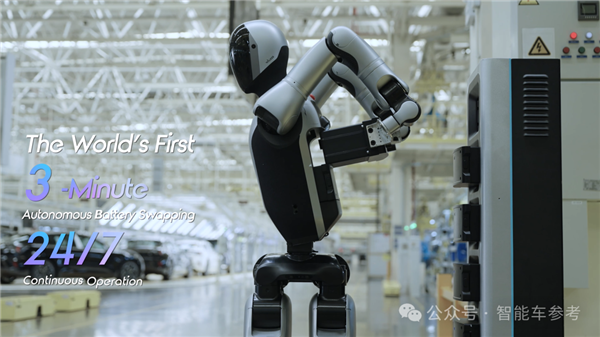 全球首个!机器人学会给自己换电池:终于能7×24小时工作了