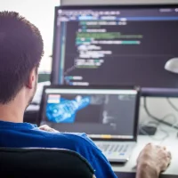 开发人员对人工智能工具的信任度有所下降 但接受度仍在提高