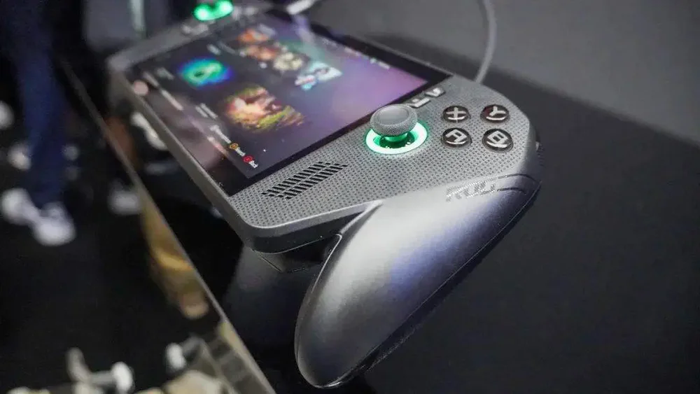 微软首款“Xbox掌机”，终于能玩了？