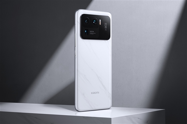 小米16系列真机亮相：横向大相机模组 梦回小米11 Ultra