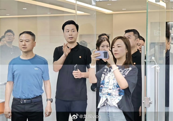 小米16系列真机亮相：横向大相机模组 梦回小米11 Ultra