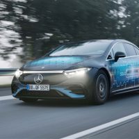 比油车还能跑！装上固态电池的奔驰EQS跑1205公里后还有电