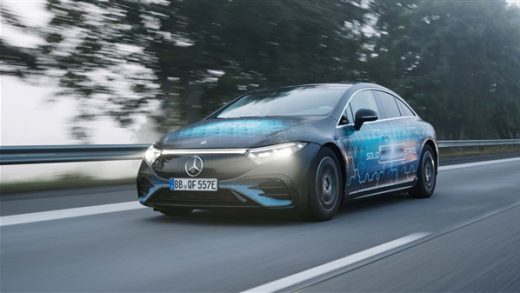 比油车还能跑！装上固态电池的奔驰EQS跑1205公里后还有电