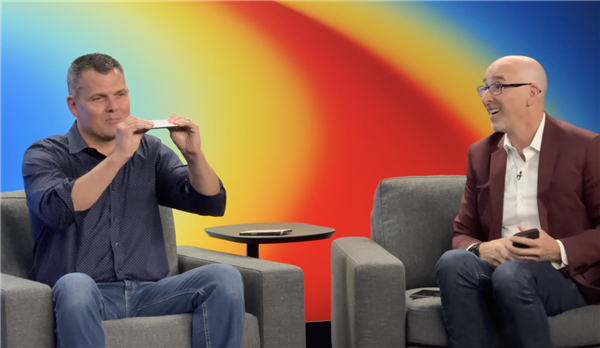  5.6毫米机身能掰断吗：记者采访苹果高管现场手撕iPhone Air