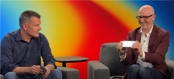  5.6毫米机身能掰断吗：记者采访苹果高管现场手撕iPhone Air