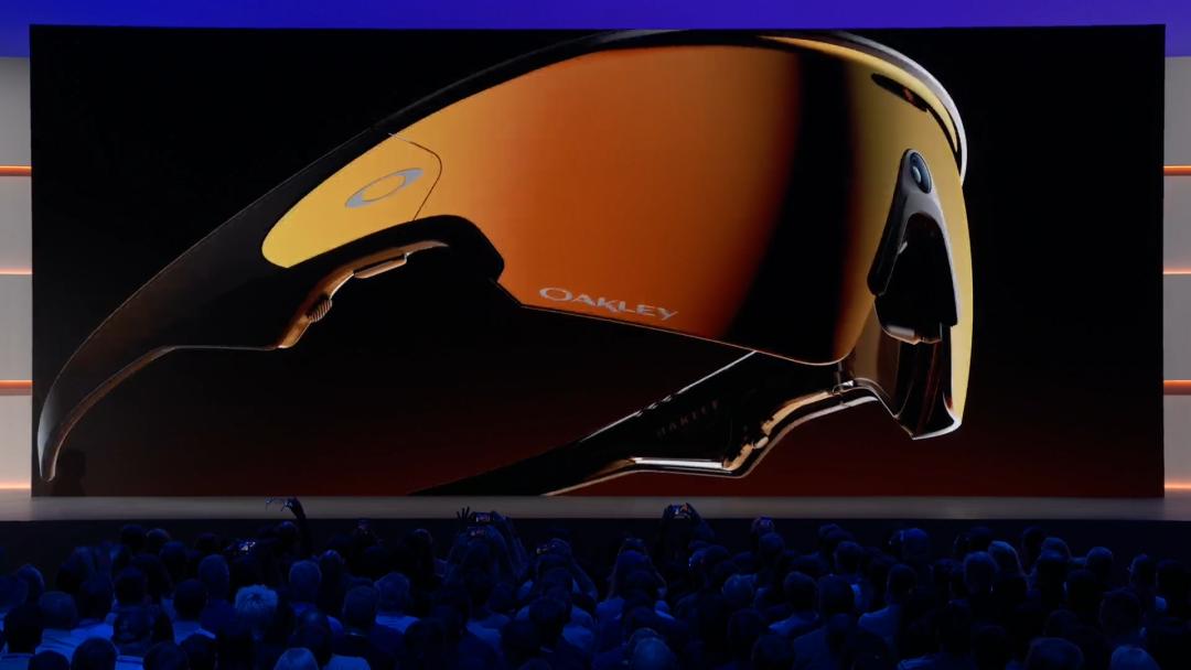 带屏 AI 眼镜登场，Meta「眼镜全家桶」炸街了