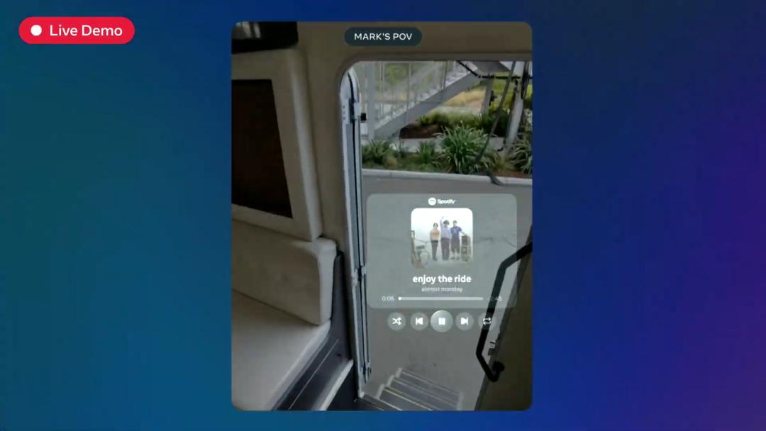 带屏 AI 眼镜登场，Meta「眼镜全家桶」炸街了