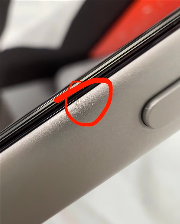第一批iPhone 17贴膜受害者出现了：贴膜工具把边框划伤 果粉心疼