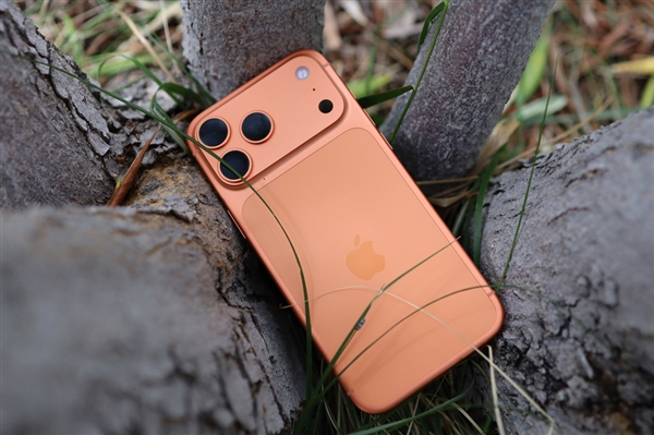 第一批iPhone 17贴膜受害者出现了：贴膜工具把边框划伤 果粉心疼