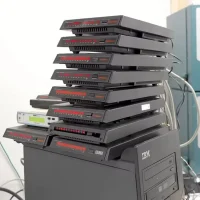 玩家用12台调制解调器将YouTube串流到了拨号网络上 速度达668kbps