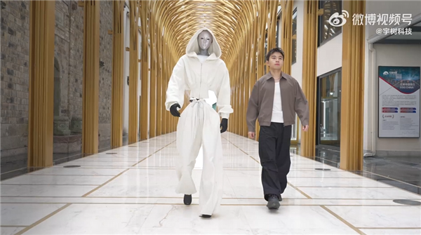 宇树发布Unitree H2新一代仿生人形机器人：身高一米八