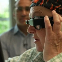 英国研发出PRIMA电子眼 84%失明患者恢复阅读能力