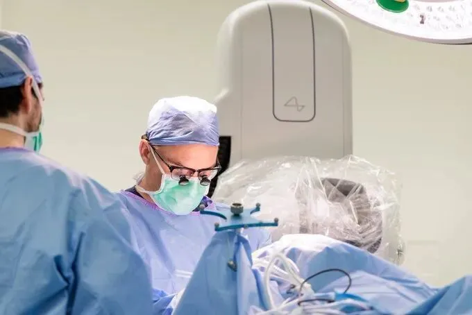 Neuralink芯片入脑让瘫痪男子重新开口