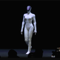 会走猫步！小鹏发布新一代人形机器人IRON：用上全固态电池