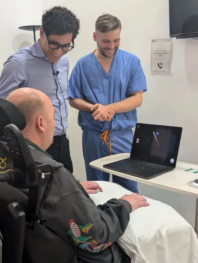 Neuralink芯片入脑让瘫痪男子重新开口