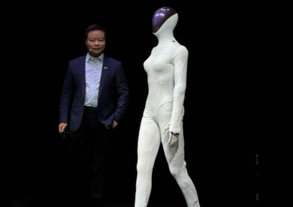 中国“特斯拉”诞生:小鹏第二代VLA模型发布 26年量产机器人和Robotaxi