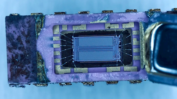 CPU收藏家开盖苏联制造K565RU3“鱼罐头”芯片：逆向克隆自Intel