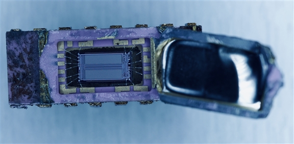 CPU收藏家开盖苏联制造K565RU3“鱼罐头”芯片：逆向克隆自Intel