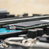 AI催生全新SSD：比HBM便宜 比普通SSD性能提升100倍